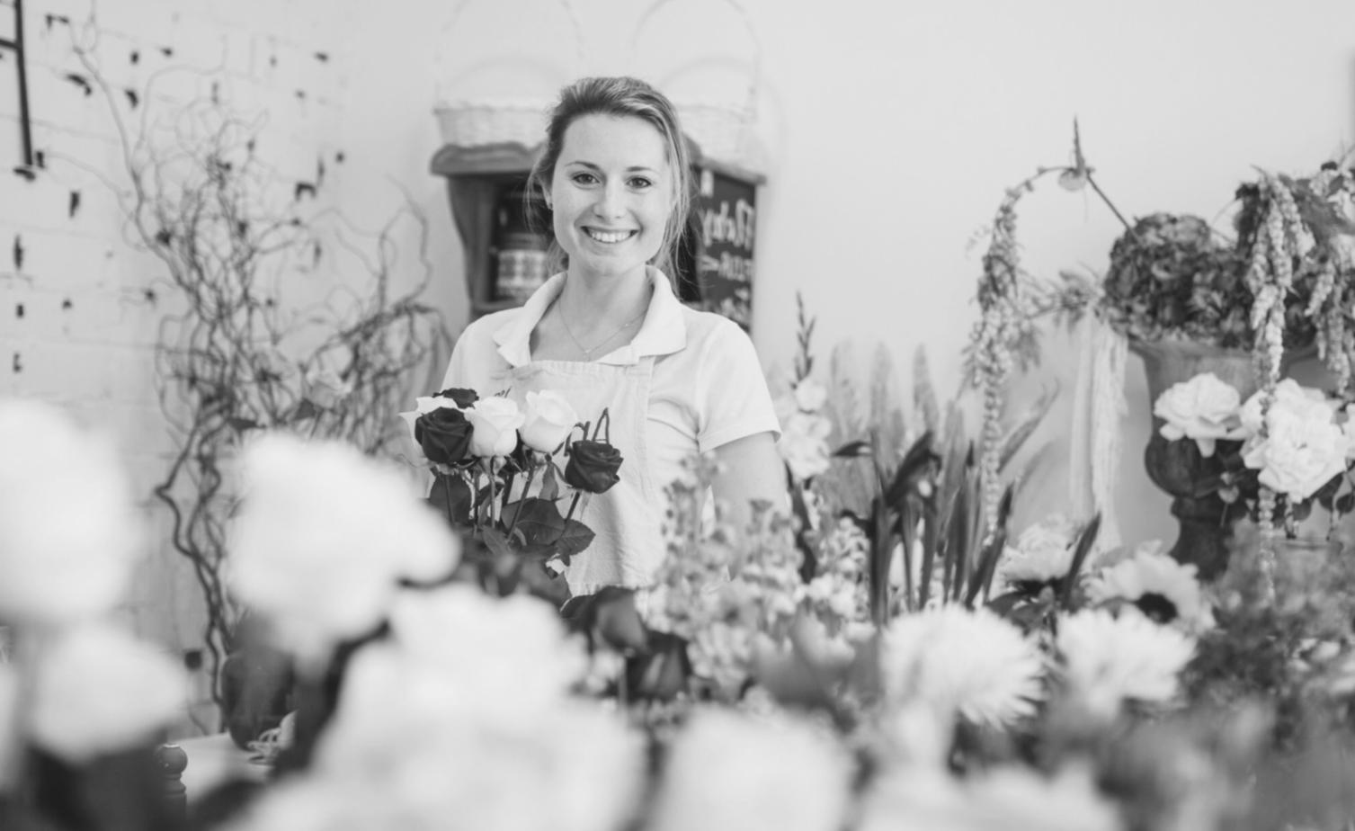 Floristin bei der Arbeit an einem Arrangement mit perfekten Proportionen