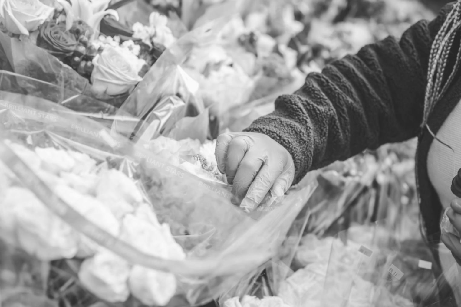 Florale Arbeiten und Werkstattumgebung mit verschiedenen Arrangements